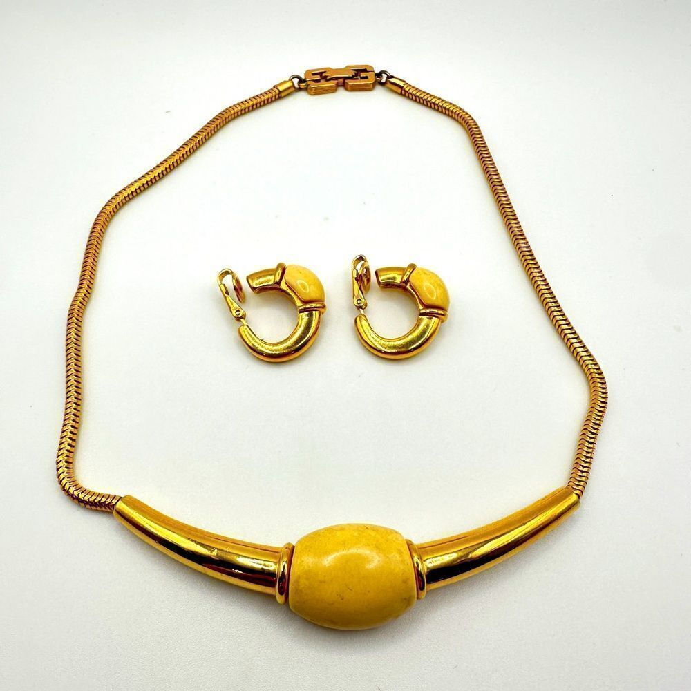RARE VTG 1977 genuine Givenchy earrings and‎ collar necklace set in gold tone!